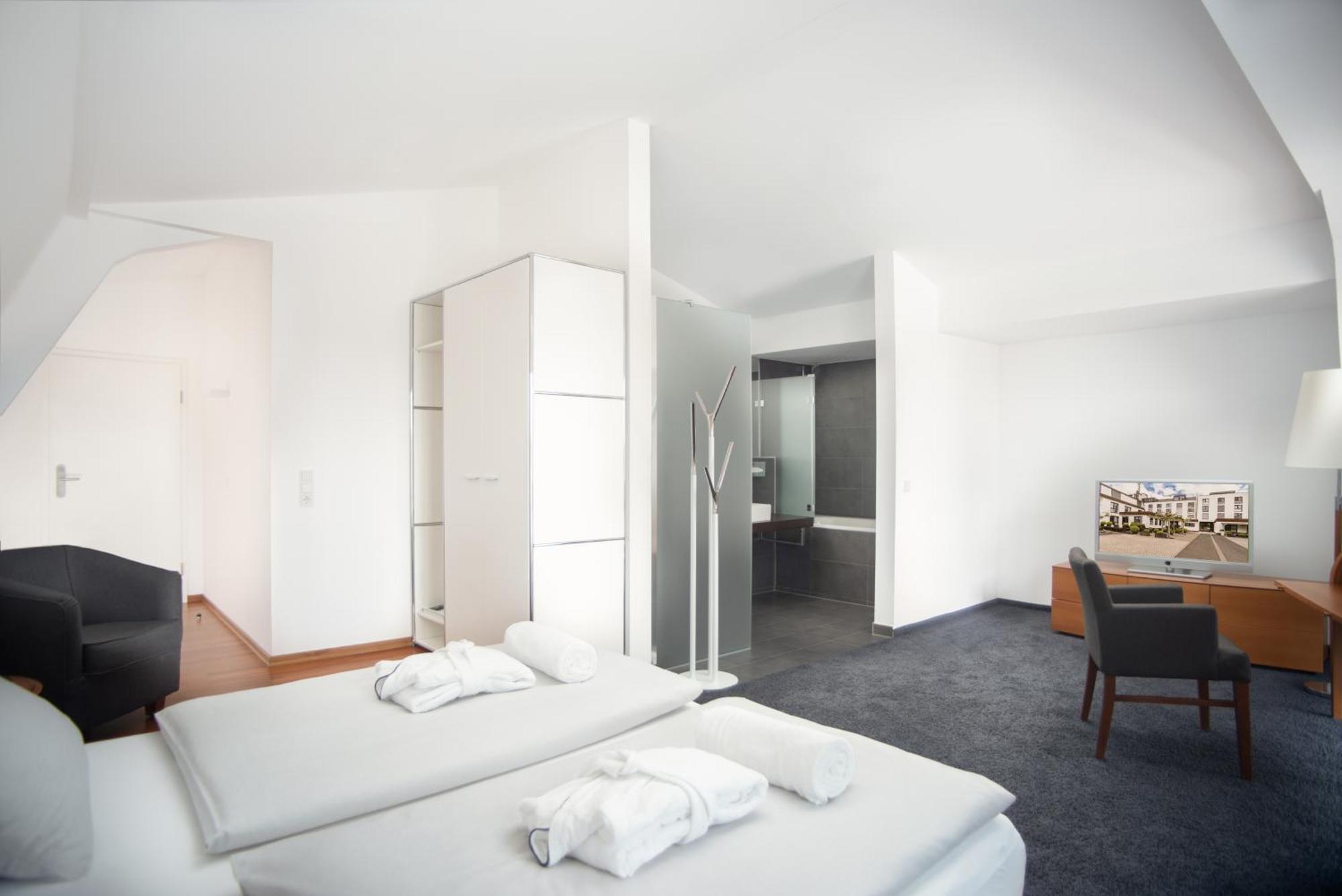 &Repeat Koeln Airport Hotel Exterior photo